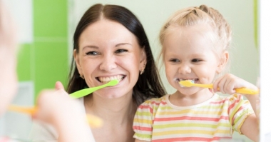 6 câu hỏi thường gặp chăm sóc răng miệng của con bạn